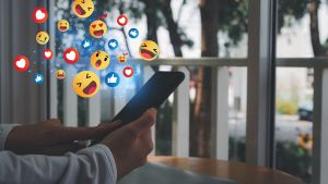 Eurostat: Οι Έλληνες χρησιμοποιούν περισσότερο τα social media συγκριτικά με άλλους ευρωπαϊκούς λαούς
