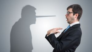 Πώς θα καταλάβουμε αν κάποιος μας λέει ψέματα;