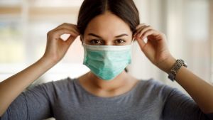 Υποχρεωτική σχεδόν παντού η χρήση προστατευτικής μάσκας
