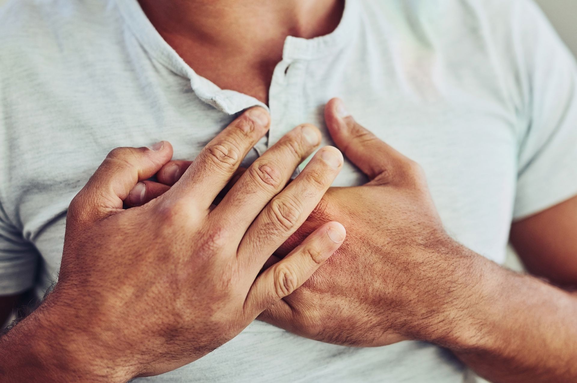 Τι μπορεί να σημαίνει ένας έντονος πόνος στο στήθος;