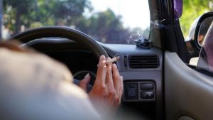 Έρευνα: Το κάπνισμα στο αυτοκίνητο ακόμα και με ανοιχτά παράθυρα κρύβει κινδύνους για τα παιδιά