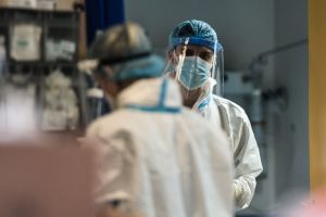 Μετάλλαξη Όμικρον: Μας προστατεύουν τα εμβόλια;