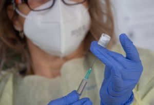 Έρευνα: Yπό εξέταση ο συνδυασμός δόσεων διαφορετικών εμβολίων Covid-19