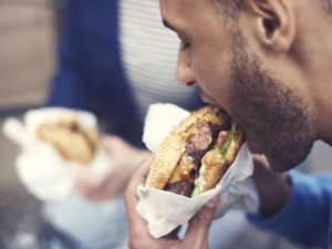 Υπερ-επεξεργασμένα τρόφιμα (junk food): Ποια η συσχέτισή τους με τον καρκίνο;