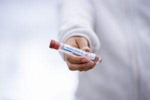 Σπάνε κάθε ρεκόρ τα κρούσματα Covid-19. To 2021 αναμένεται το εμβόλιο