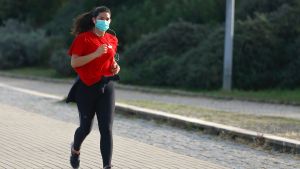 Κορονoϊός: Πόσο μας επηρεάζει η χρήση μάσκας κατά την έντονη σωματική άσκηση;