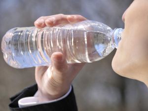 Έρευνα: Το εμφιαλωμένο νερό περιέχει χιλιάδες κομμάτια νανοπλαστικών – Μπορούν να «περάσουν» ακόμα και στα έμβρυα