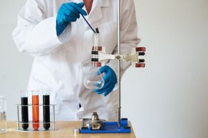 Κοκτέιλ αντισωμάτων φέρεται να μειώνει τα επίπεδα του κορονοϊού