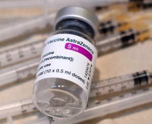 &Epsilon;&mu;&beta;ό&lambda;&iota;&omicron; AstraZeneca: &Sigma;&epsilon; &pi;&omicron;&iota;&alpha; &chi;ώ&rho;&alpha; &delta;&iota;&alpha;&kappa;ό&pi;&tau;&epsilon;&tau;&alpha;&iota; &eta; &chi;&omicron;&rho;ή&gamma;&eta;&sigma;ή &tau;&omicron;&upsilon; &sigma;&tau;&omicron;&upsilon;&sigmaf; &epsilon;&nu;ή&lambda;&iota;&kappa;&epsilon;&sigmaf; &kappa;ά&tau;&omega; &tau;&omega;&nu; 55 &epsilon;&tau;ώ&nu;;