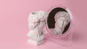 Γίνονται οι άνθρωποι λιγότερο νάρκισσοι καθώς μεγαλώνουν;