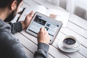 Έρευνα: Πώς ο &quot;εθισμός&quot; στις ειδήσεις επιδρά στη ψυχολογία μας;