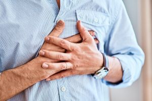 Ένας πόνος στο στήθος πρέπει πάντα να διερευνάται