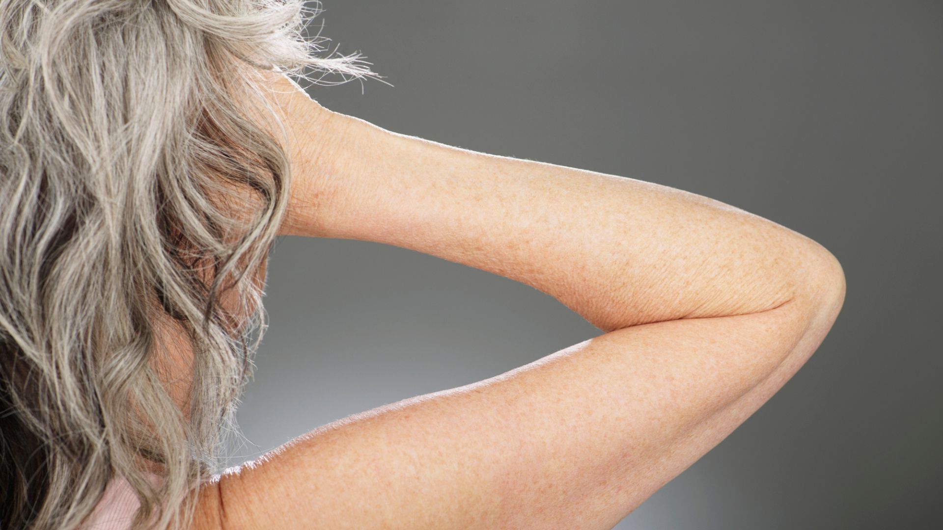 Τα γκρίζα μαλλιά ίσως «προδίδουν» φυσική προστασία απέναντι στον καρκίνο